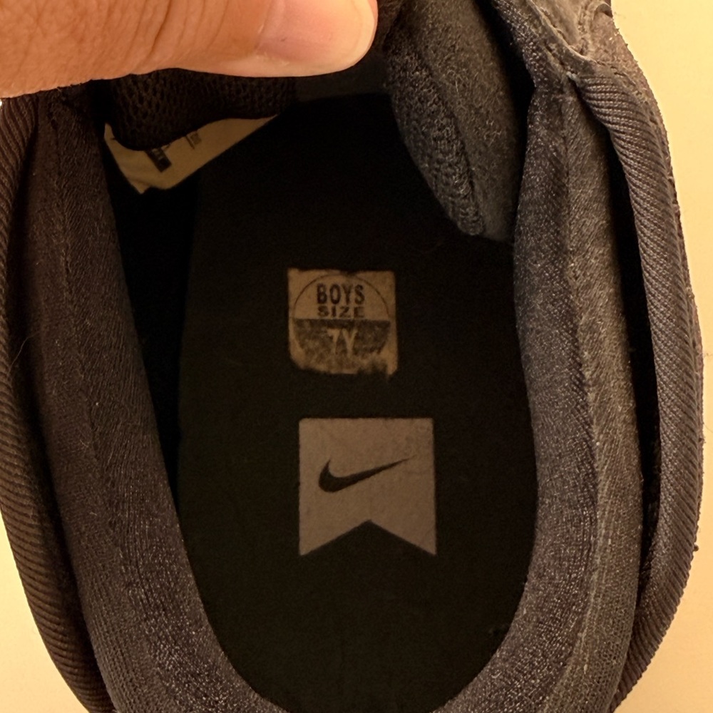 Boy’s Black Nike Sneakers - Picture 4 of 4